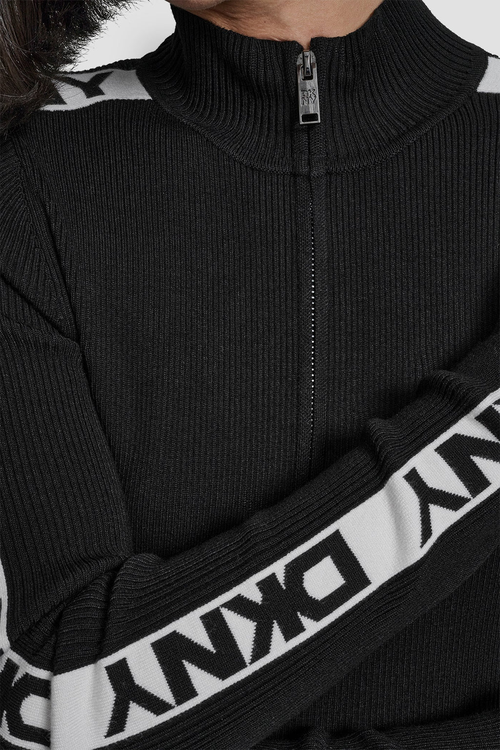 LONG SLEEVE 1/4 ZIP LOGO TAPE SWEATER